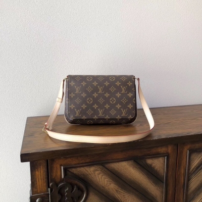 LV路易威登頂級原單 中古款郵差包 Louis Vuitton M51257老花 全新演繹 Neverfull 經典，探索袋內精緻細節。靈感源自路易.威登檔案館的復古細節, 明快的內襯色調為 Monogram 經典帆布增