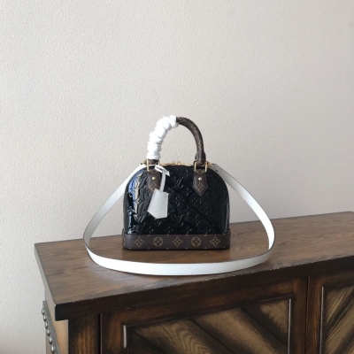 LV路易威登 原單新品上市！最新品！Louis Vuitton 款號：M44389 花黑色，尺寸：23.5×17.5×11.5cm原單新品現貨中！2019年春季系列中，標誌性Alma手袋以個性鮮明的金屬光Monogram