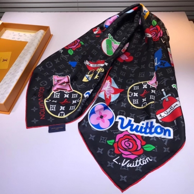 LV路易威登方巾 完全跟專櫃一樣 原單品質如圖實拍 Louis Vuitton PETITE MALLE 老花/獨特的Petite Malle個性絢麗系列時裝秀中的元素 –成為Reverse Monogram精緻真絲