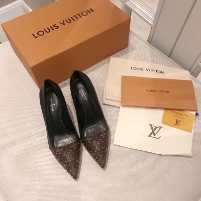 LV路易威登 18秋冬單品 眾多大牌明星同款 Louis Vuitton 鞋面飾有辨識度極高的原版老花皮加小牛皮，內裡採用混種羊皮裡 五金支持各種pk！純銅絕對棒棒的！跟高10cm、6.5cm，鉚釘款34-39，log