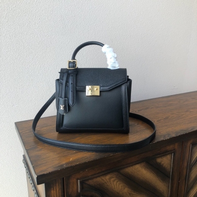 LV路易威登 頂級複刻 M55488 Louis Vuitton 女裝藝術總監Nicolas Ghesquière在2019年秋冬時裝秀上推出此款單提手LV Arch手袋。粒面小牛皮飾邊與磨面小牛皮包身，搭配拱形提手與金