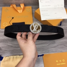 LV LOUIS VUITTON 路易威登腰帶 女士原單腰帶 寬度35毫米 全新圓字母搭扣鑲嵌有數顆高級鑽石 黑色小牛皮面印有經典的水晶圖案 底為條紋效果 雙面可用 LV