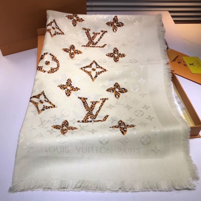 LV LOUIS VUITTON路易威登方巾 Lettre à Louis Monogram 60％slik 40％wool 的披肩宛如一封優雅情書，娓娓道出對lv路易威登手袋的致意。【柔軟的真絲十羊絨訂位提花混紡暗藏