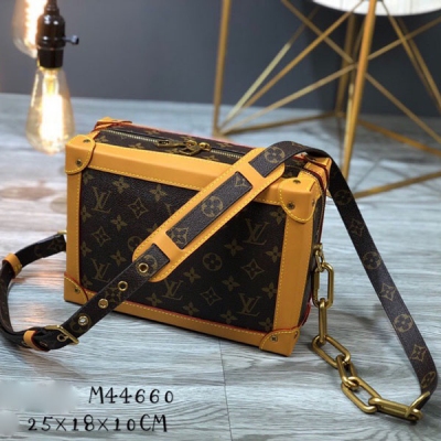 LV LOUIS VUITTON路易威登 新品 頂級原單 M44660 cmSoft Trunk 郵差包以皮革邊角、掛鎖和 S-lock 鎖扣傳遞品牌檔案的經典格調，柔軟的延展性結構搭配可調節肩帶。尺寸：25×18×10