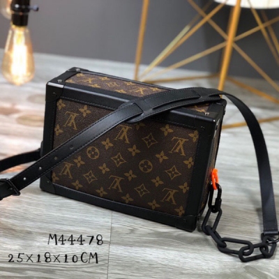 LV LOUIS VUITTON路易威登 M44478黑花 頂級原單 方盒 SOFT TRUNK 手袋此款Soft Trunk手袋質地柔軟 尺寸：25×18×10cm