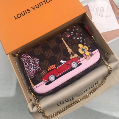 LV LOUIS VUITTON路易威登 M68489 特別介紹 海外特供（專櫃貨） 路易威登吉祥物 Vivienne 為 Mini Pochette Accessories 小手袋點亮焦點，在繽紛色彩的渲染中乘坐鳳尾船