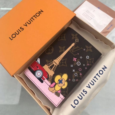 LV LOUIS VUITTON路易威登 M68493 特別介紹 海外原單特供（專櫃貨） 路易威登的旅行傳承為護照套傳遞靈感，以繽紛色彩在 Monogram 帆布上記錄吉祥物 Vivienne 與巴黎埃菲爾鐵塔。尺寸：1