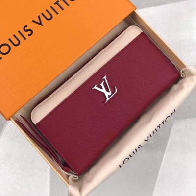 LV LOUIS VUITTON路易威登 M63816 特別介紹 海外特供（專櫃貨） 由柔軟小牛皮裁制而成的Zippy Lockme錢夾，融合拉鍊錢夾的標誌性設計與時尚系列的特色元素：LV字母飾件與便於取用票券等物品的正