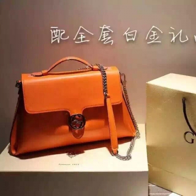 【 #Gucci 獨家首發# 】時尚的舞臺上，突破常規即為創造力。Gucci-2016早春系列靈感源自舊時的著裝風格，再融入當代精神下的都會時尚，洋溢濃郁的西方小資情懷。搶先預覽早春靚款哦