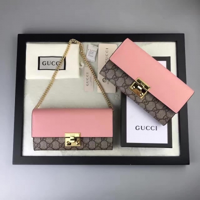 【gucci·leather】此款鏈帶皮夾採用Padlock系列的新款造型，配有按扣和鑰匙鎖扣開關細節，靈感來源於檔案包 。採用熱壓印技術的Gucci Signature真皮精製而成，觸感厚實，官方獨有的身份代碼  專櫃