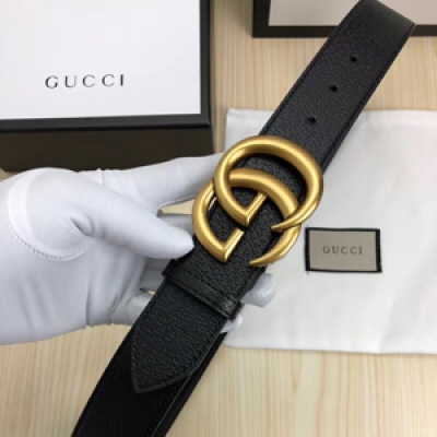 Gucci古馳原單頭層小牛皮腰帶採用熱壓製作，以獲得野豬皮效果，內襯頭層牛皮底，營造織紋外觀。飾以標誌雙 G 帶扣。專櫃寬度3.8