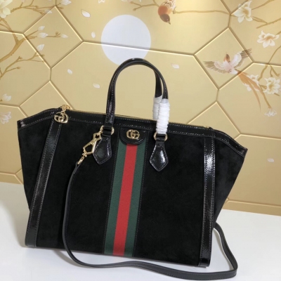 【Gucci 古馳】 Gucci新款，沉浸在復古情懷之中，方正的造型讓人聯想到復古的設計。GG Supreme高級人造帆布材質，點綴紅綠織帶等品牌最富特色的經典元素，體現出對品牌馬術本源的致敬。型號: 524537。尺寸