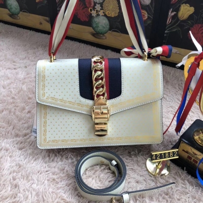 【Gucci 古馳】Gucci新款。市場頂級獨家控貨，專櫃品質 採用進口牛皮，原廠五金！精緻做工。 獨家實物拍照 品質如圖可見。型號: 421882尺寸：寬25.5*高17*側寬8