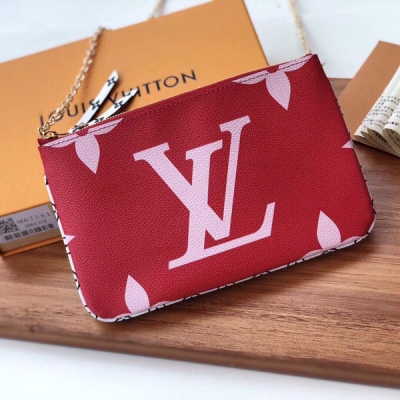 LOUIS VUITTON LV路易威登 M67561 紅花 POCHETTE DOUBLE ZIP 鏈條錢夾Pochette Double Zip 鏈條錢夾為大小各異的 Monogram 帆布渲染紅粉色調，瞬間俘獲視線。