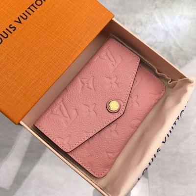 LOUIS VUITTON LV路易威登 M61247 海外特供專櫃貨採用精緻的皮革，此款鑰匙包可存放零錢與鑰匙，並可完美收入手袋或口袋中。尺寸：9x13cm