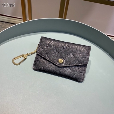 LOUIS VUITTON LV路易威登 M60633 黑色！鑰匙包！採用精緻的Monogram Empreinte皮革，此款鑰匙包可存放零錢與鑰匙，並可收入手袋或口袋中。13.0x 9.0x 1.5 cm。(長x 高x 