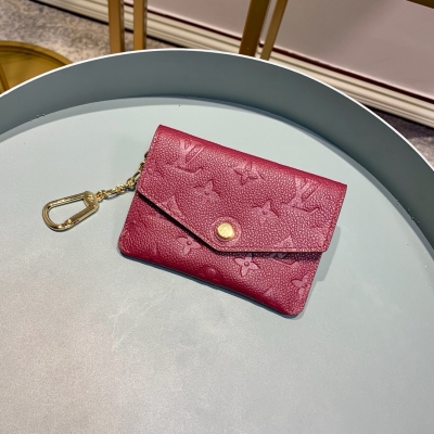 LOUIS VUITTON LV路易威登 M60633 紫色！鑰匙包！採用精緻的Monogram Empreinte皮革，此款鑰匙包可存放零錢與鑰匙，並可收入手袋或口袋中。13.0x 9.0x 1.5 cm 。(長x 高x