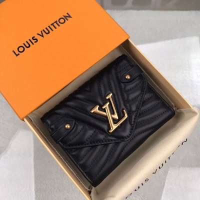 LOUIS VUITTON LV路易威登 M63427 海外特供專櫃貨由極為柔滑的小牛皮精製而成的短款錢夾，波浪狀的絎縫花紋裝飾源自路易威登古董旅行箱。手感輕盈而構造精巧，此款信封式錢夾設有多個口袋與信用卡插槽。搭蓋處配有