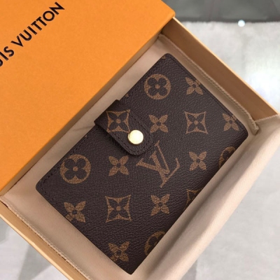 LV LOUIS VUITTON 路易威登 M61674 特別介紹 海外特供（專櫃貨）這款錢夾時尚而精巧，用途廣泛，可放信用卡、零錢、紙鈔等。設計清雅精緻，最適合用以搭配帆布手袋。尺寸：13.5X9cm