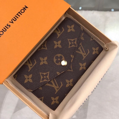 LV LOUIS VUITTON 路易威登 M61292 特別介紹 海外特供（專櫃貨）短錢夾採用標誌性圖案帆布製作，小巧精緻但具備長錢夾的所有功能，能非常容易地放入小型手袋或手包中。它結合了信封風格的優雅外觀與巧妙設計的內