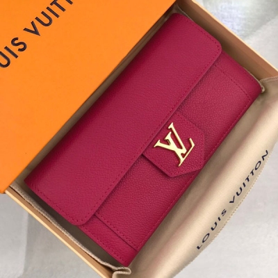 LV LOUIS VUITTON 路易威登 M60863玫紅 特別介紹 海外特供（專櫃貨）錢夾以柔軟的小牛皮製成，並飾有獨特的 LV 首字母裝飾，與 手袋時尚優雅的線條遙相呼應。 寬敞的內部空間提供了多個口袋和隔層，極為便