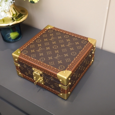 LOUIS VUITTON LV路易威登 珠寶盒 老花配灰色 可分層分類存放戒指、項鍊、手鏈、耳環與手鐲。配有小襯墊，確保珠寶存放妥善舒適。尺寸優雅、設計實用、安全牢靠，是外出旅行的好伴侶。23.0*23.0*11.0cm