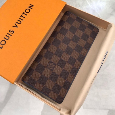 LOUIS VUITTON LV路易威登 N63168【特別介紹】海外特供（專櫃貨）這款用皮革製作的錢包散發著勢不可擋的陽剛之氣。空間充足，功能齊全，可輕易地收納入外套口袋。可以裝零錢、信用卡和紙幣。尺寸：19X10cm