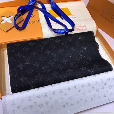 Louis Vuitton LV 路易威登 閃金花紋 原版1:1定制，質感精細風格成熟的長圍巾是眾多造型的理想搭配，由珍貴的山羊絨裁制而成，飾有金絲線搭配Monogram花紋圖案織紋，柔軟而溫暖，設計完美，強烈推薦手慢無