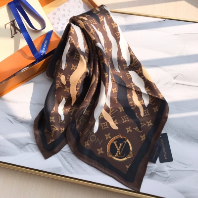 Louis Vuitton LV 路易威登 攜手《英雄聯盟》Nicolas Ghesquière 的設計美學與電競世界碰撞奇妙火花 此款方巾融入 Monogram 迷彩圖案，捕捉遊戲英雄的身影90x90cm 100％真絲