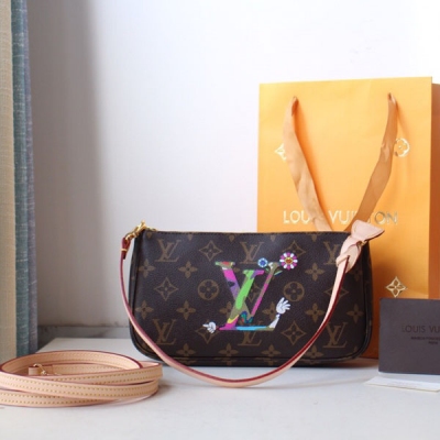 Louis Vuitton LV 路易威登 M51980村上隆絲印 村上隆合作限量款，絕版美物！！有錢都難買到系列，調皮可愛且獨特的風格設計打破了傳統老花的沉悶，珍貴、極品、非常少有的款，收藏家愛好者看過來。尺寸：23.5