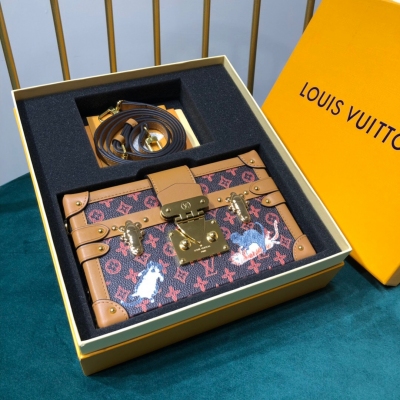 Louis Vuitton LV 路易威登 PETITE MALLE 盒子包 採用經典的Monogram帆布面料 靈感源自富有的銀行家Albert Kahn于20世紀初期設計的定制旅行箱 以3個白色十字圖案為標誌性要素 經