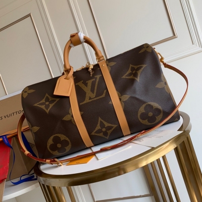 LOUIS VUITTON LV 路易威登 M44739 頂級原單 於2019年春夏系列煥發的超現代魅力，全新的設計風格以大尺寸為主，而路易威登最具代表性的圖案更以放大成XXL造型呈現。手袋以Monogram帆布製作，天然