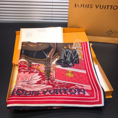 LV LOUIS VUITTON 路易威登方巾 今年最新當紅主打系列 閉眼入.速度快女神范 VIP推薦Monogrom花紋以及諸多標誌性設計項目，賦予此款全新圍巾恒久的時尚魅力，羊絨面料精心織就，包邊設計，此款圍巾將為經