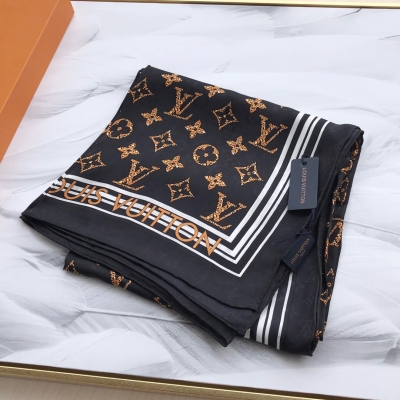 LV LOUIS VUITTON 路易威登圍巾 各大專櫃在售 頂級斜紋真絲方巾 110x110cm 放大細節 展現出來的工藝 看得見的品質 均勻的圖案佈局讓人深深地感受到頂級品牌的品味 靈動的LV花紋充分延伸 色澤純正豔