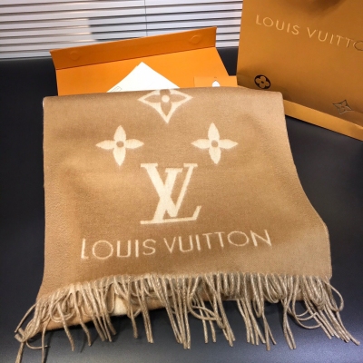 LOUIS VUITTON LV路易威登圍巾 REYKJAVIK羊絨圍巾.大陸專櫃常年斷貨狀態！原廠LV出貨老闆樣板都沒看直接收了， 的這款披肩，火爆程度我就不用多說了吧，霍思燕、李湘、汪明荃都是愛不釋手，圍巾披肩兩用，