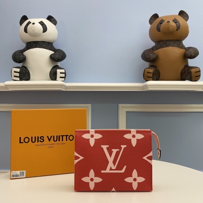 LOUIS VUITTON LV路易威登 原單M67691 超大Monogram花朵圖案，炫彩雙面雙色搭配，為此款盥洗袋增添全新質感。設計簡約，容量較大，可裝入大多數包袋。配備可水洗內襯，十分實用。尺寸: 26.0x20.