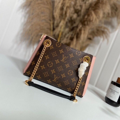 LOUIS VUITTON LV路易威登 M43776紅色M43775 黑色 M43777粉色 此款Surene BB手袋，由Monogram帆布與粒紋小牛皮裁制而成，配有金色滑動式包鏈。金色金屬飾件與醒目的皮革飾邊，更顯