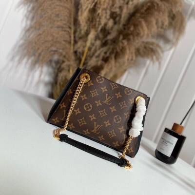 LOUIS VUITTON LV路易威登 M43776紅色M43775 黑色 M43777粉色 此款Surene BB手袋，由Monogram帆布與粒紋小牛皮裁制而成，配有金色滑動式包鏈。金色金屬飾件與醒目的皮革飾邊，更顯