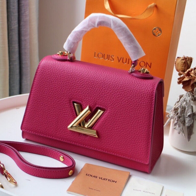 LOUIS VUITTON LV路易威登 TWIST ONE HANDLE 小號手袋 M57093 小號 以 Taurillon 皮革搭配彩色皮革內襯，融入標誌性Twist 扭鎖。頂部手柄和可拆卸肩帶實現手提、肩背或斜挎體