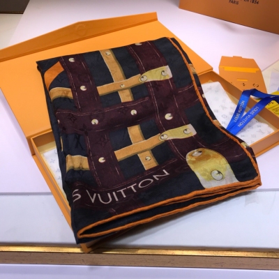 LOUIS VUITTON LV路易威登方巾 完全跟專櫃一樣 原單品質如圖實拍 PETITE MALLE 羊絨圍巾 老花/獨特的Petite Malle個性絢麗的大尺寸系列時裝秀中的元素 –成為Reverse Monog