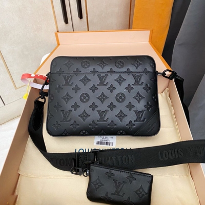 LOUIS VUITTON LV路易威登 原單M69827晶片版 尺寸：26×18.5×5cm 專櫃最新款頂級原單DUO 郵差包，全皮壓花男士郵差包；