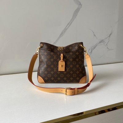 LOUIS VUITTON LV 路易威登 複刻版 M45354小號 黃皮2021秋冬新款，以標誌性 Monogram 帆布製成，大小以東方人身材設計，固定式可調節肩帶，可斜背可單肩，前幅配有隱藏式插袋，更方便日常收納尺寸