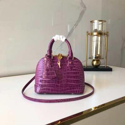 LOUIS VUITTON LV路易威登 鱷魚紋貝殼包 N90897紫色 此款Alma BB手袋由充滿異域風情的鱷魚皮製成，經典而奢華。每張皮革的紋理賦予手袋不同的個性美。配有羔羊皮內襯與拋光金屬飾件，小巧的身姿讓優雅如影