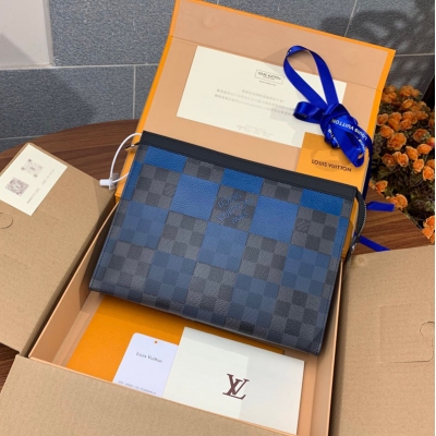 LOUIS VUITTON LV 路易威登 升級版本N60412 藍格！POCHETTE VOYAGE 中號手袋本款 Pochette Voyage 手拿包取材 Damier Graphite Giant 帆布，展現品牌經