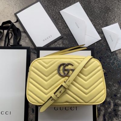 GUCCI古馳 原廠皮 Gucci 馬卡龍系列相機包 447632大號絕對讓你滿意牛皮材質羊皮手感柔軟又細滑配上雙G扣復古俏皮春夏無敵百搭尺寸也是大眾化手機口紅粉餅啥的裝下完全沒問題！尺寸：24/7/13cm 配原廠包裝