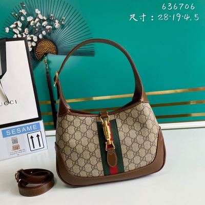 GUCCI古馳 新款。市場頂級獨家控貨，專櫃品質 採用進口牛皮，原廠五金！精緻做工。獨家實物拍照品質如圖可見。款號: 636706。尺寸：寬28*高19*側寬4.5。顏色：啡白色