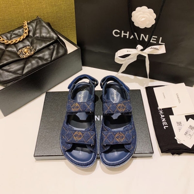 Chanel香奈兒 2020SS新款經典魔術貼涼鞋 頂級品質！太古匯原版購入，鞋面原版定制進口綢緞面/最新牛仔布，柔軟羊皮墊腳，穿久也不會悶腳耐磨。原版開模三層義大利改色真皮大底，Size 35-40