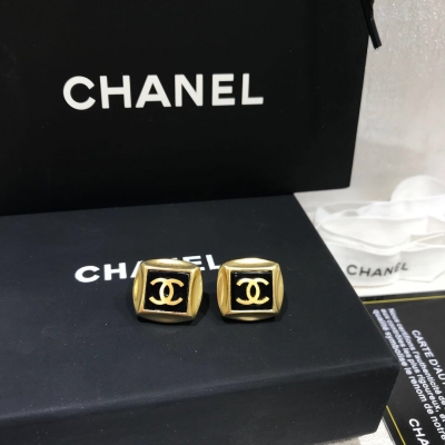 CHANEL香奈兒 新款耳釘黃銅材質金屬組合、又以琉璃珍珠與品牌最受歡迎小標誌做點綴、炫酷又典雅 任何年齡段都可以輕鬆駕馭