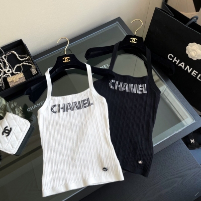 CHANEL香奈兒 2021ss 時髦女孩必備掛脖背心 經典小香風時髦兒大牌 簡約的設計非常適合夏天穿時尚精緻！進口機工藝看的見的包裹性 上身巨顯瘦！整件衣服都很很服帖完全不用擔心走光 五金的質感絕對一流 黑色白色 現貨