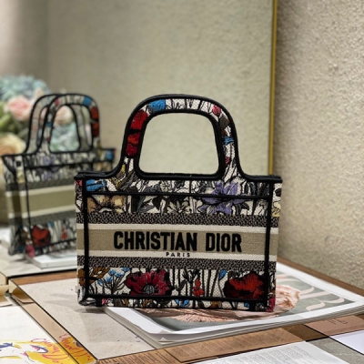 Dior迪奧 2021新年限定款系列 Dior mini Book Tote限定托特包也太美麗了！包身上面俏皮的花朵刺繡是扶桑花，寓意著美好，還有許多小小的麥穗元素，相互纏繞大氣靈動！用精湛的刺繡工藝完美呈現復古濃厚的藝術